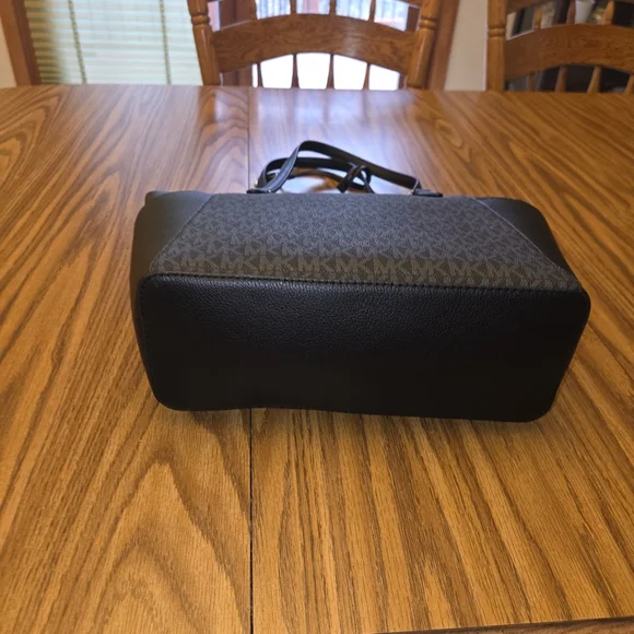 Brand new Michael Kors purse - Picture 3 of 5